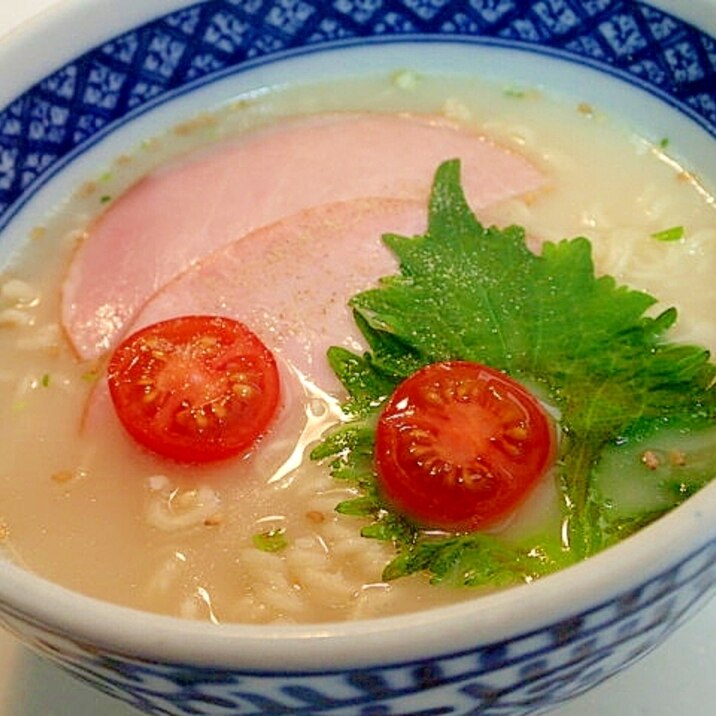 ハムと大葉とプチトマトの豚骨ラーメン